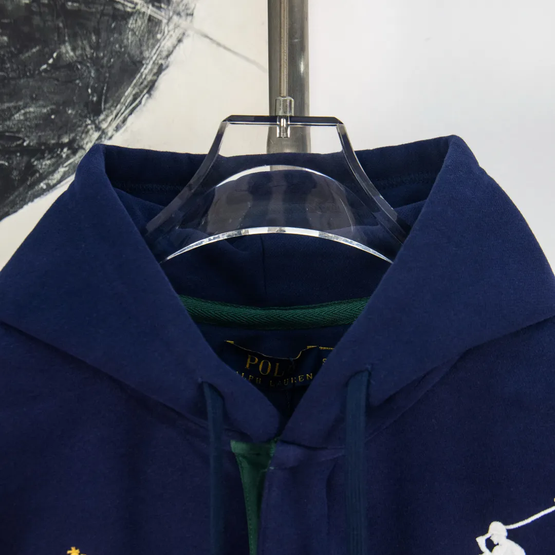 P320 zp version [exclusive supply] Ralph Lauren/Ralph Lauren 2025FW new autumn and winter Big Pony 20th anniversary badge embroidered open-chest deconstructed hooded fleece sweatshirt 100% restoration of 380 grams of 100% pure cotton heavy-grained cloud velvet ✅ Deconstruction restoration Correct version Three-layer hidden partial tube placket ✅ Reactive dyeing D65 raw cotton double herringbone belt Wide and narrow partitions ✅ Reject overlay Single color single version Precision embroidery ✅ RL/25 new autumn and winter product 20th commemorative badge embroidered Malaysian sweatshirt. Deconstructed half-chest to distinguish the regular classic version. High-end and outstanding. Built-in contrasting reactive dyeing D65 raw cotton double herringbone belt. Cloud-like heavy fleece bottom with autumn and winter attributes. Really comfortable. Cloud-like comfort. Loose fit. Two colors are available. Can be made for couples. Highly recommended. Color: blue and white. Size: S M L XL No.: WW10954